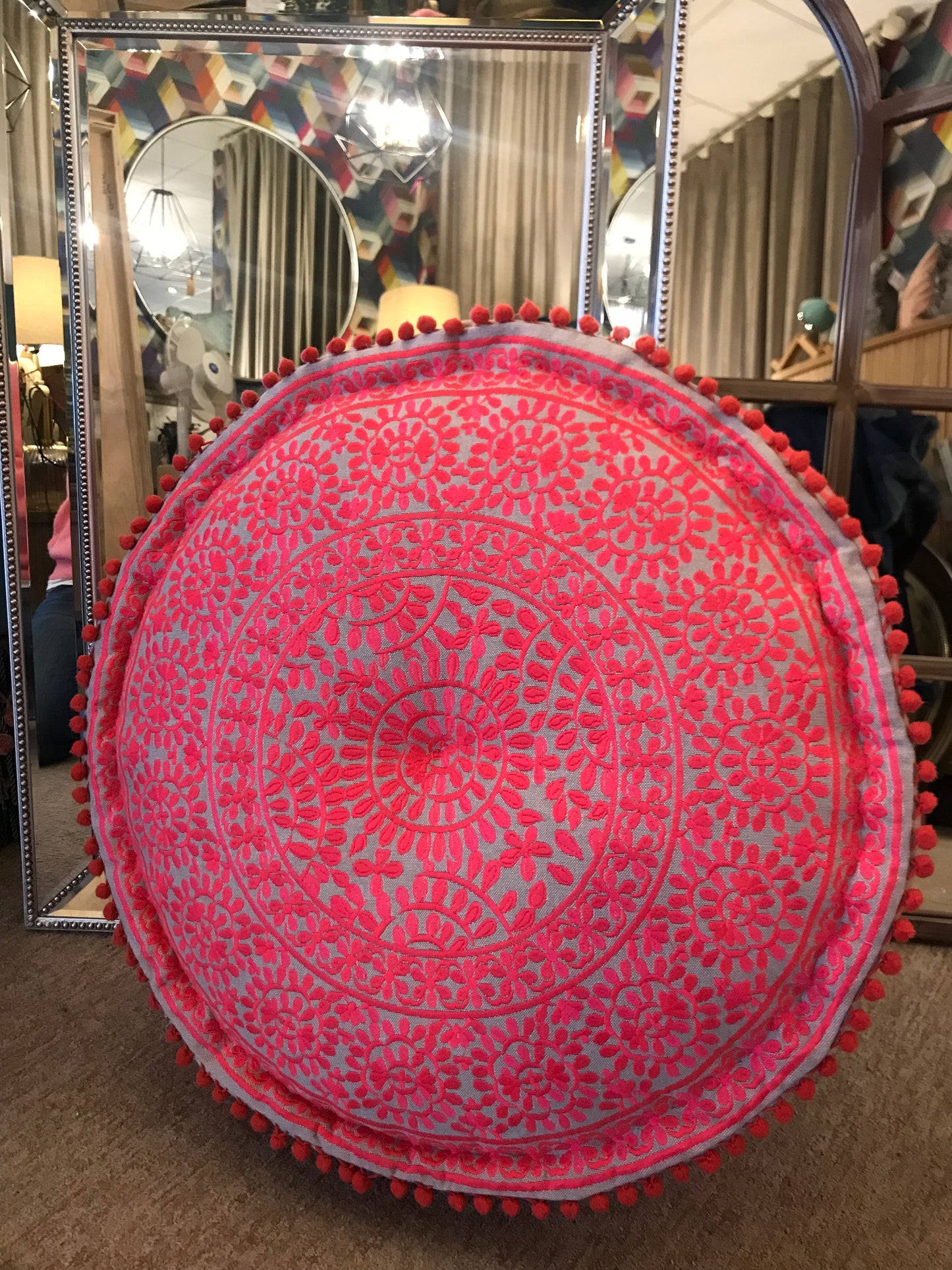 POMPOM POUF PINK