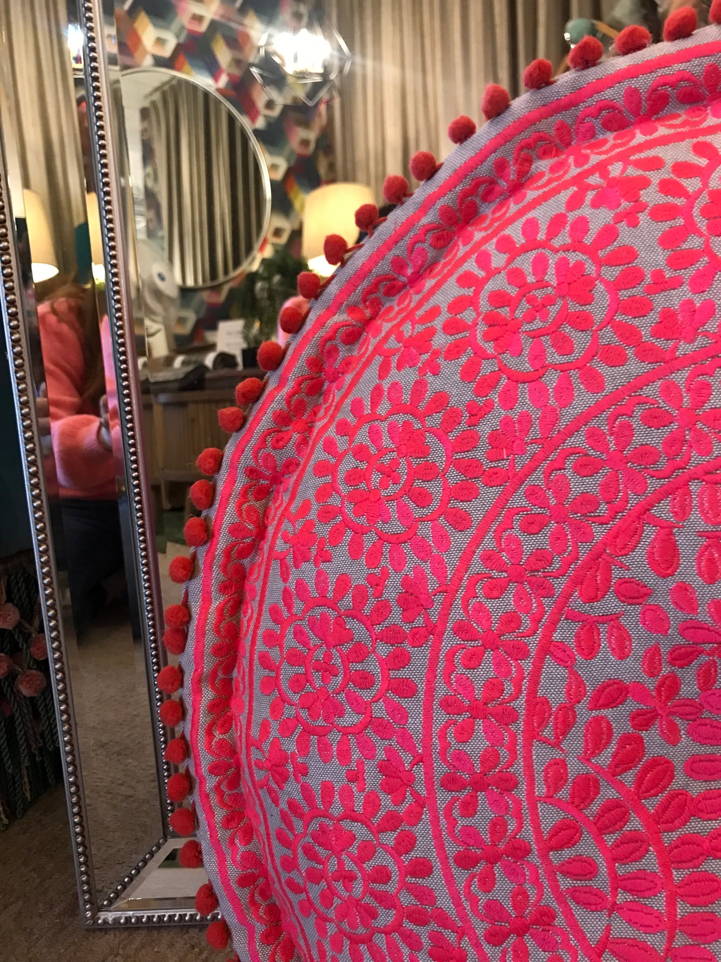 POMPOM POUF PINK